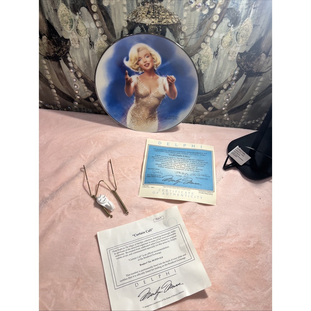 Marilyn‎ Monroe curtain call Delphi collector plate with hanger